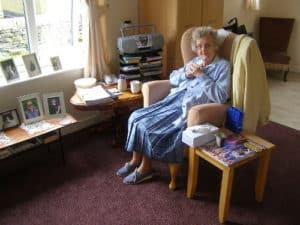 Zadowolona podopieczna domu spokojnej starości w Wielkiej Brytanii